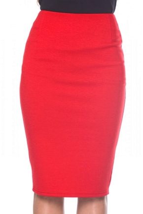 Jak nosit červenou tužkovou sukni