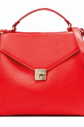 Co nosit s červenou kabelkou?