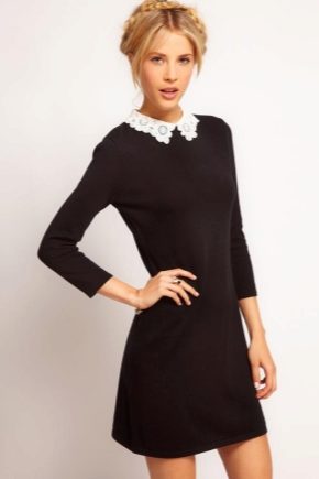 Um vestido preto com gola branca é o epítome da modéstia e estilo.