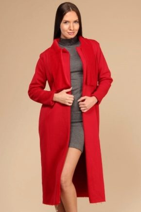 Co nosit s červeným kabátem?