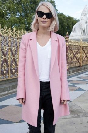 Co nosit s růžovým kabátem?