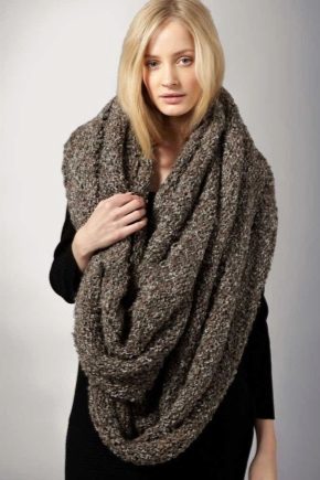 Large and voluminous scarf