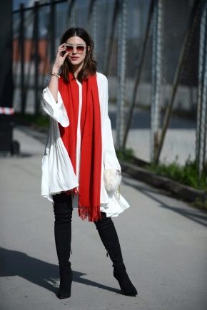 How to wear a bright scarf?