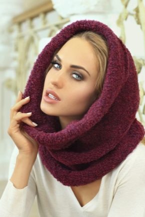 What to wear with a burgundy scarf?