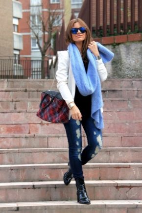 What to wear with a blue scarf?