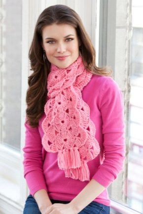 What to wear with a pink scarf?