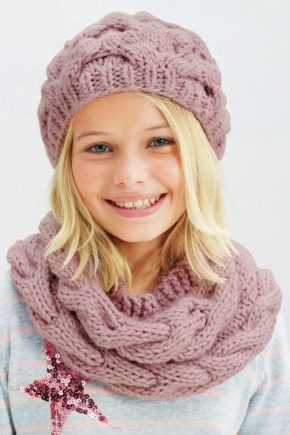 Snood scarf or collar for a girl