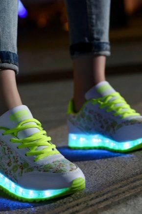 Kızlar için parlak tabanlı spor ayakkabı