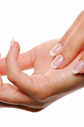 Manicure transparente com esmalte em gel