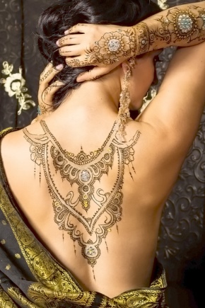 Desenhos de henna nas costas