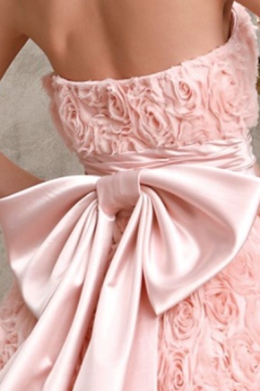Que lindo amarrar um cinto em um vestido?