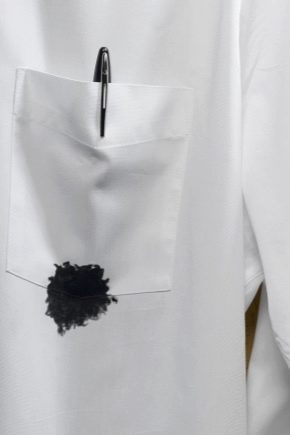 Como remover marcas de caneta de roupas brancas?