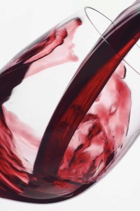 Jak účinně odstranit skvrny od červeného vína?