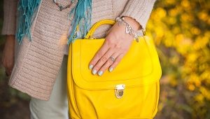 What to wear with a yellow bag?