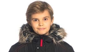 Casacos de inverno para meninos de acordo com as tendências da moda infantil