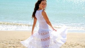 Beyaz plaj elbisesi