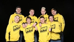 Star Ladder'da şampiyon logolu NaVi sweatshirt