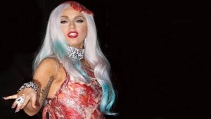 Lady Gaga em um vestido de carne