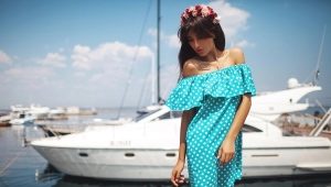 Sluneční šaty s volánkem na ramenou