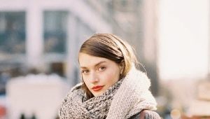 How beautiful to tie a scarf on a coat - fashionable ways