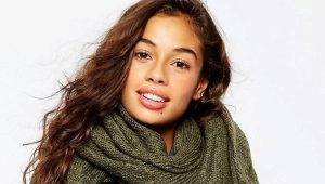How to tie a knitted scarf?