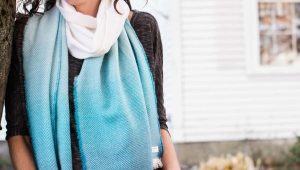 What to wear with a turquoise scarf?