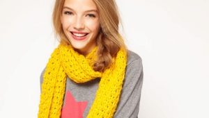 What to wear with a yellow scarf?