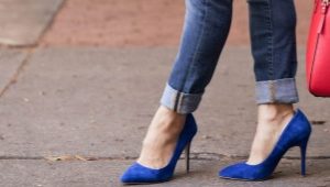 Mavi kadın ayakkabısı nasıl giyilir?