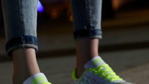 Sneakers with luminous soles for girls