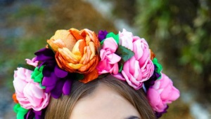 Diadema con flores: ¡resalta tu belleza natural!