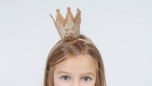 Haarband met een kroon voor een prinsessenmeisje