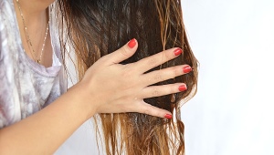 Como aplicar óleo no cabelo