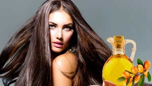 Aplicação de óleo de argan no cabelo