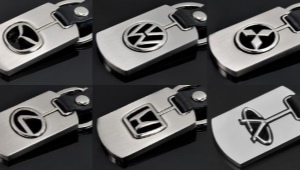 Araba anahtarları için logolu anahtarlık