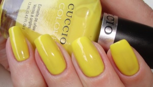 Manicure com verniz amarelo