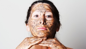 Coffee grounds face mask 