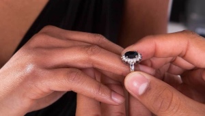 ¿En qué dedo se usa un anillo de compromiso?