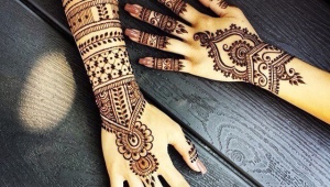 Desenhos de henna na mão