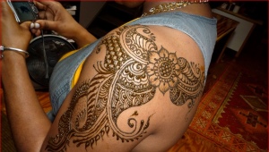 Desenhos de henna no ombro