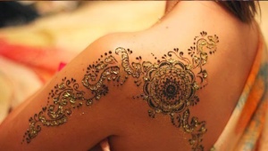 Pintura de henna no corpo