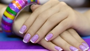 Manicure lilás com esmalte em gel