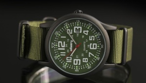 reloj de pulsera militar