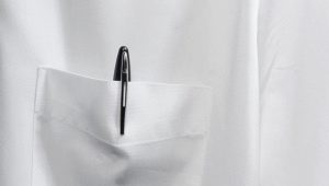Hur tar man bort pennmärken från vita kläder?