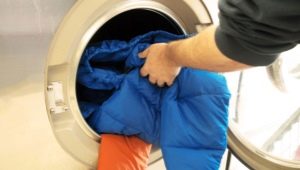 Hoe een jas op een synthetische wintermachine in een wasmachine te wassen?