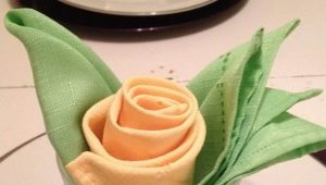 ¿Qué hermoso doblar las servilletas en un vaso?