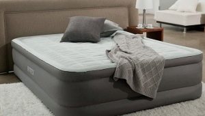 Nafukovací matrace na spaní: typy a jemnosti výběru
