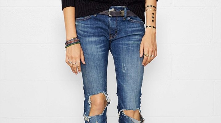 Jeans with holes at the knees 