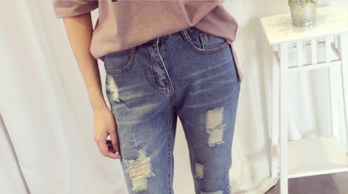 Como fazer buracos e arranhões na moda em jeans