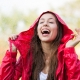 Capa de chuva feminina - o melhor protetor contra o mau tempo 