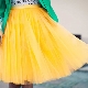 What to wear with a yellow skirt?